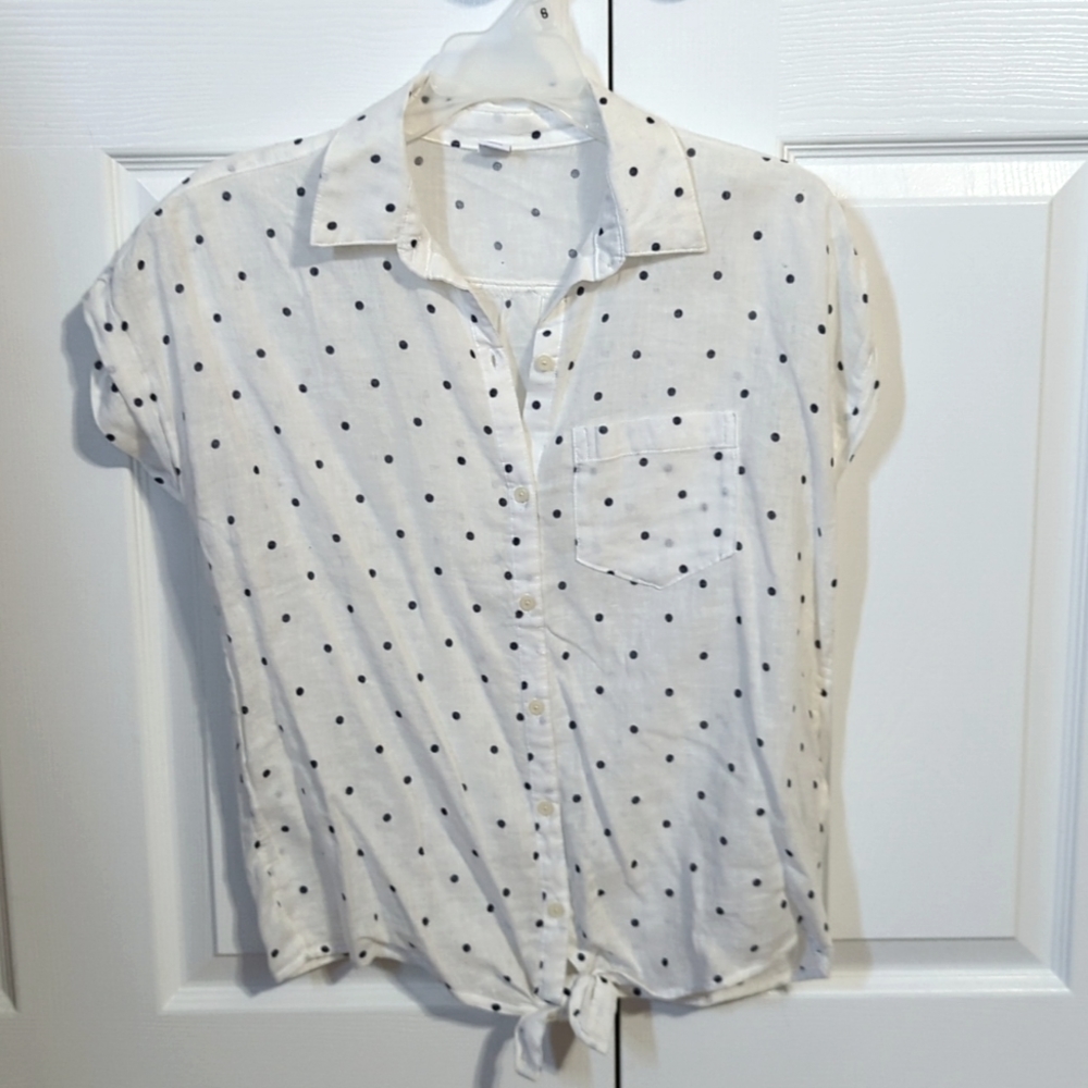 Old navy short sleeve blouse, with navy polka dots